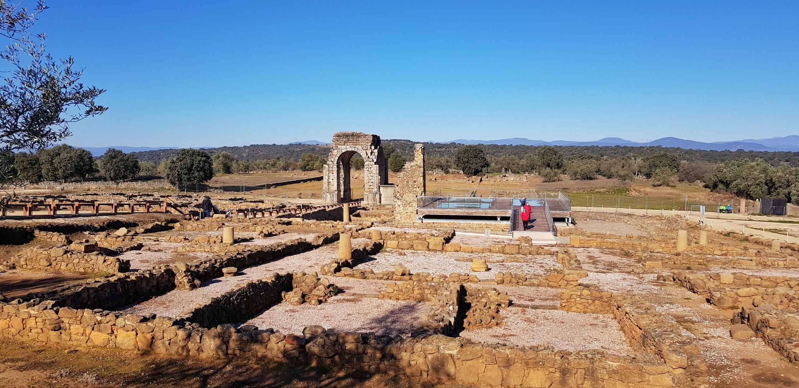 ¿Buscas algo diferente? La Ciudad Romana de Cáparra te sorprenderá.