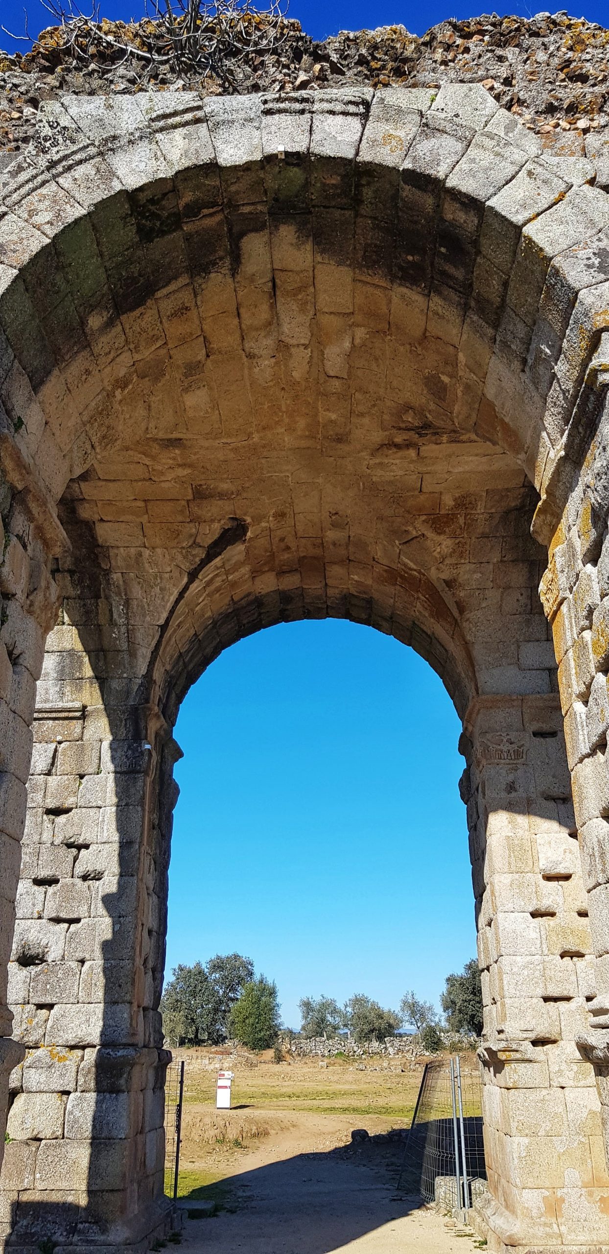 ¿Buscas algo diferente? La Ciudad Romana de Cáparra te sorprenderá.