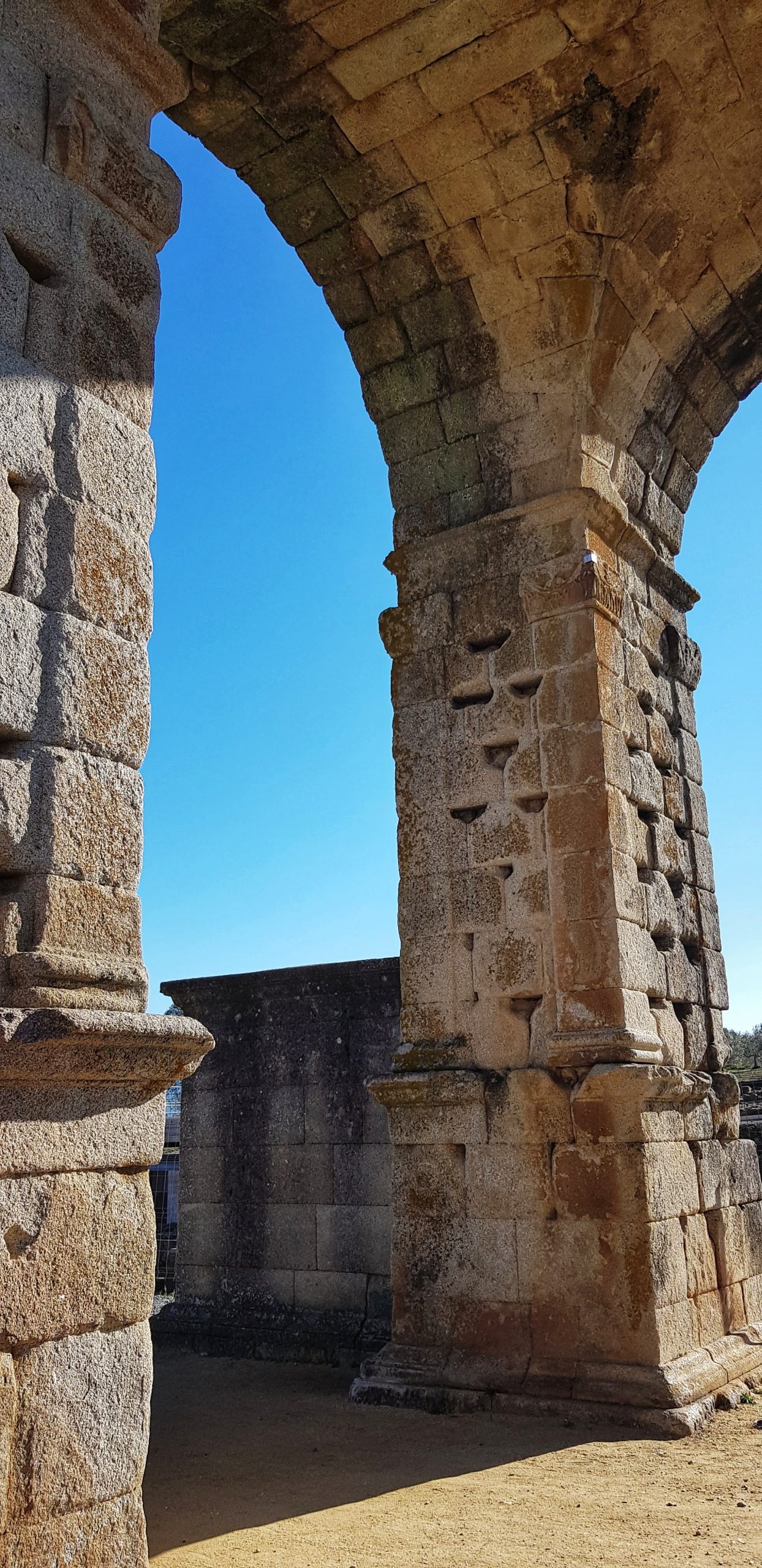 ¿Buscas algo diferente? La Ciudad Romana de Cáparra te sorprenderá.