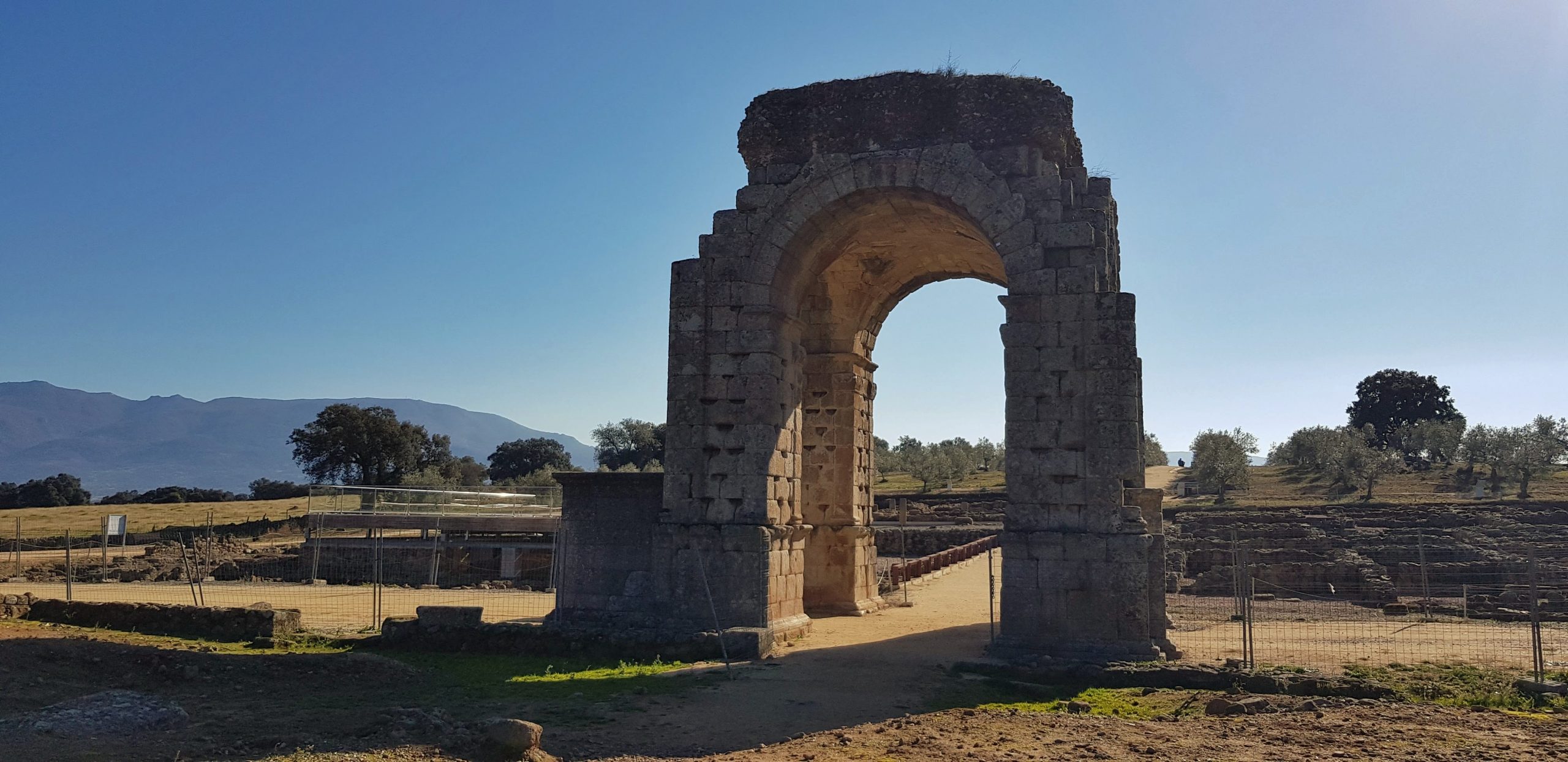 ¿Buscas algo diferente? La Ciudad Romana de Cáparra te sorprenderá.