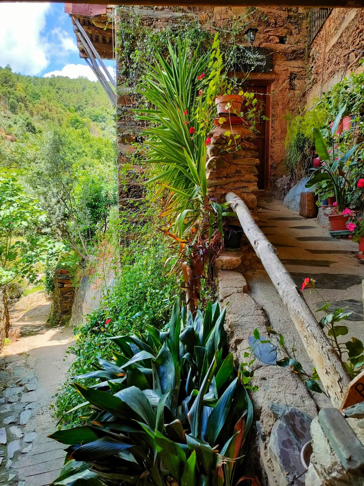 Robledillo de Gata, Hernán Pérez y Trevejo. Tradición e historia en la Sierra de Gata.