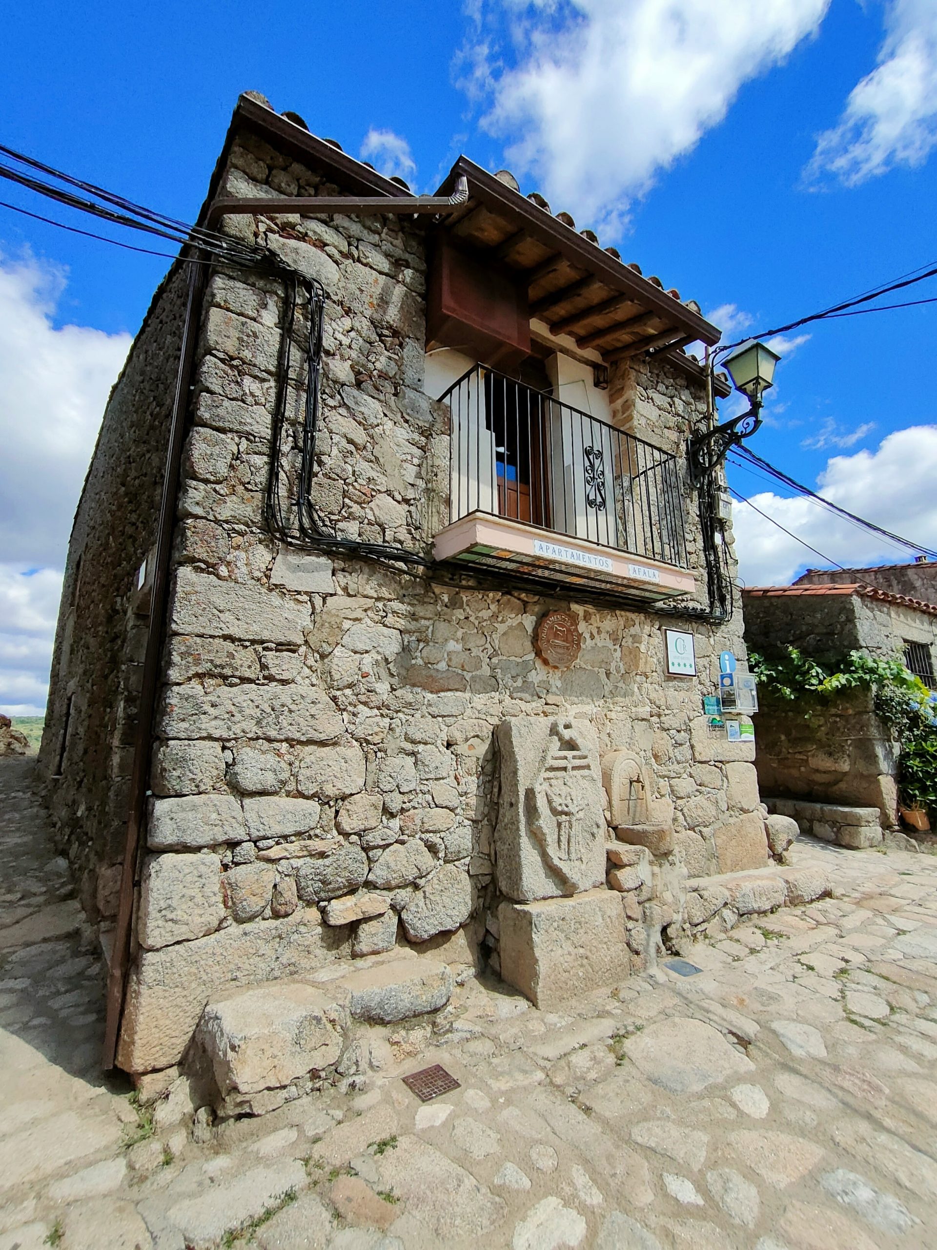 Robledillo de Gata, Hernán Pérez y Trevejo. Tradición e historia en la Sierra de Gata.