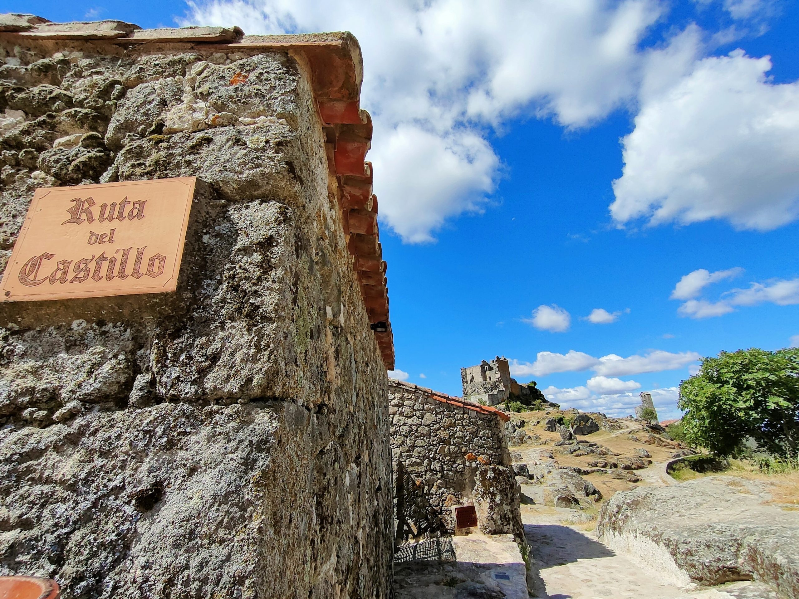 Robledillo de Gata, Hernán Pérez y Trevejo. Tradición e historia en la Sierra de Gata.