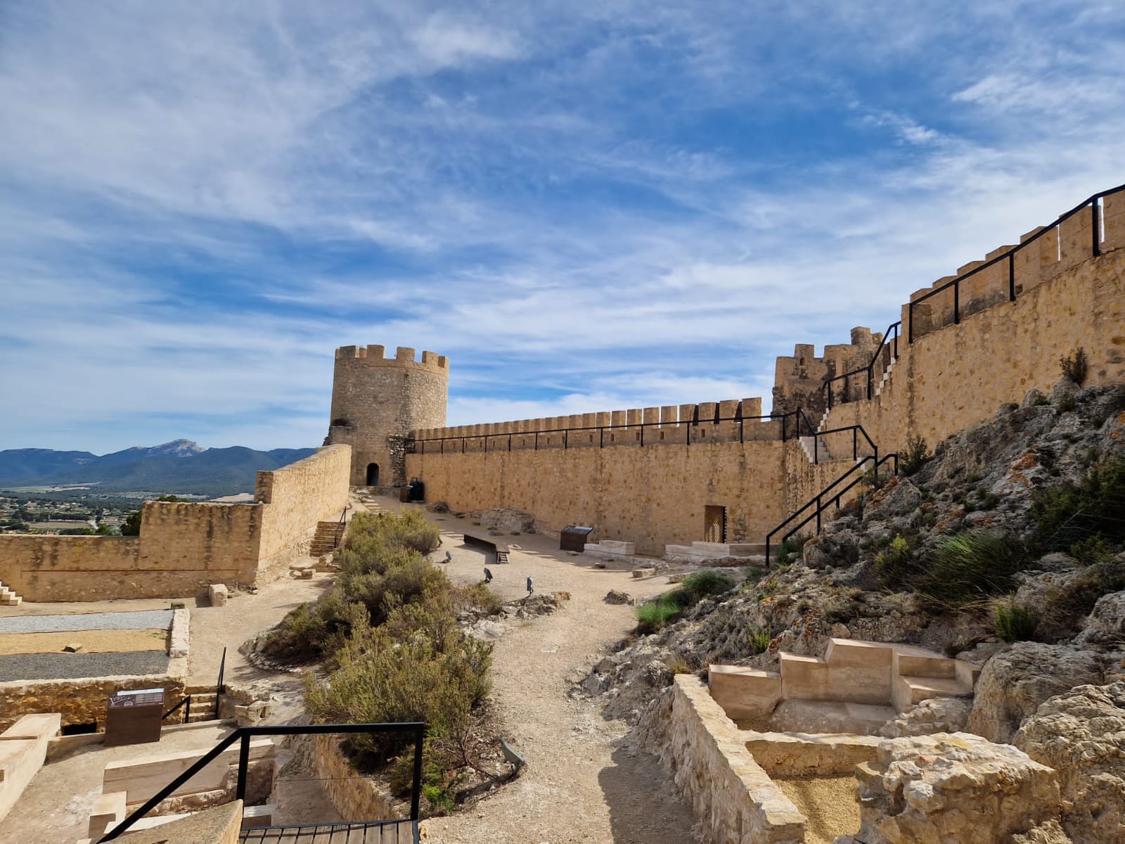 Guardianes de la tierra: Viaje por los Castillos del Vinalopó en la provincia de Alicante