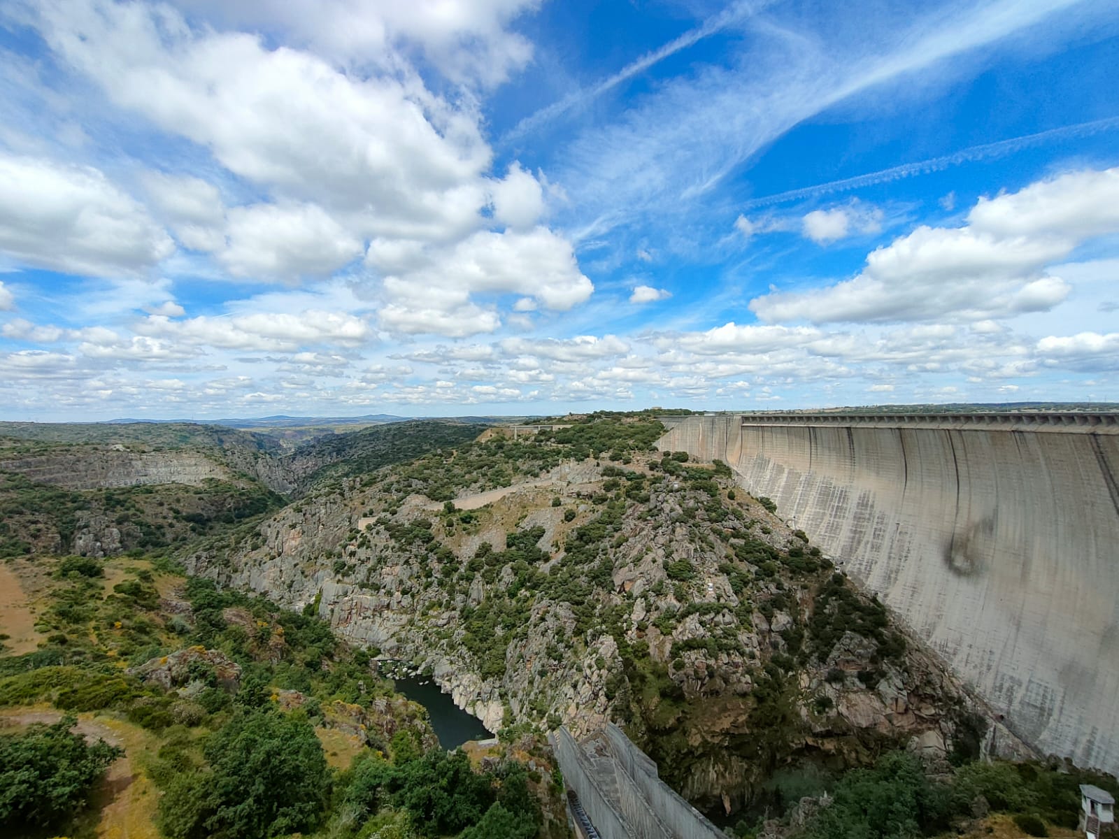 Presa Almendra Vive LA Vida Roca